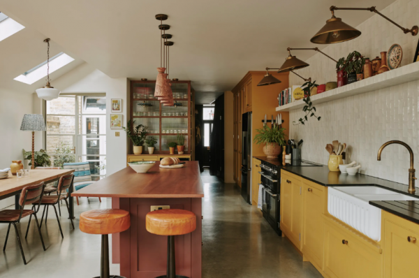 Desain dapur dengan area makan yang nyaman dan elegan